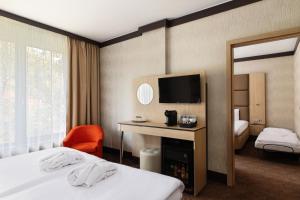 A bed or beds in a room at Portobello Wellness & Yacht Hotel Esztergom