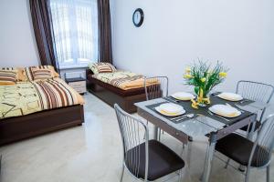 - une chambre avec une table à manger, des chaises et un lit dans l'établissement Family Homes - Apartamenty Abrahama, à Władysławowo