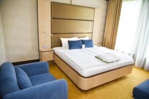 A bed or beds in a room at Portobello Wellness & Yacht Hotel Esztergom