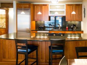 A kitchen or kitchenette at Lift One - Updated Cozy Top Floor Two-bedroom With Mountain View