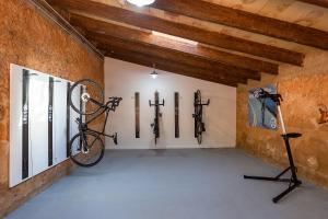 une chambre avec un vélo suspendu au mur dans l'établissement Agroturisme Ca'n Gaia, à Portocolom