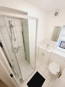 Et badeværelse på Chelmsford Town Centre New Modern Apartments