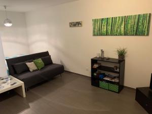 una sala de estar con un sofá y una mesa en C&C Eco Studio, en La Sonnaz