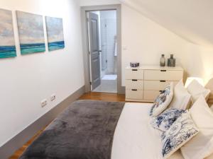 - une chambre avec un grand lit et une commode dans l'établissement Sao bento stylish cozy apt with ac balcony, à Lisbonne