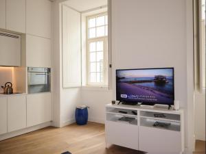 En TV eller et underholdningssystem på Chiado riverside modern stylish apt