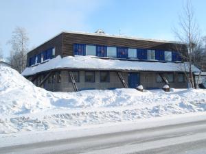 una pila de nieve frente a un edificio en Hotell Samegård en Kiruna