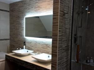 a bathroom with two sinks and a mirror at Binnilidh Mhor B&B in Glenmoriston