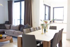 cocina y sala de estar con mesa y sillas en Penthouse 3Bedrooms Parking Terrace In Heart Of Jerusalem, en Jerusalén