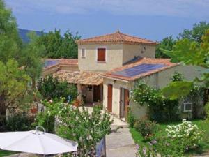 マロセーヌにあるVilla de 4 chambres avec piscine privee jardin amenage et wifi a Malauceneの庭傘付家