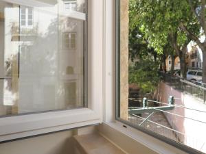 - une fenêtre avec vue sur la rue dans l'établissement Historic alfama apt with modern style, à Lisbonne