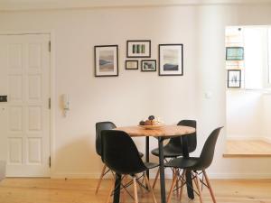 - une salle à manger avec une table et quatre chaises dans l'établissement Historic alfama apt with modern style, à Lisbonne