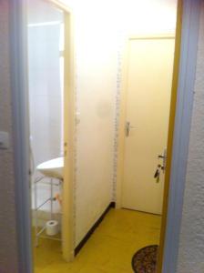 Bilik mandi di Studio confortable, Rennes les bains, 17 m² + Balcon +9 gambar