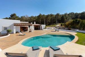 una piscina nel cortile di una casa di Can Pepe Pujolet a Santa Gertrudis de Fruitera