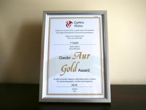un signo de diploma enmarcado para un premio de oro en Y Garth Luxury Bed and Breakfast, en Newport