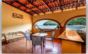 Casa Frente al mar في يلابا: غرفة معيشة مع أريكة وطاولة وكراسي