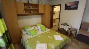 Łóżko lub łóżka w pokoju w obiekcie Apartment Kreslin