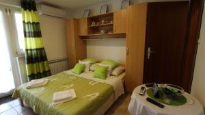 Łóżko lub łóżka w pokoju w obiekcie Apartment Kreslin