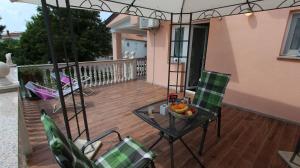 Balkon lub taras w obiekcie Apartment Kreslin
