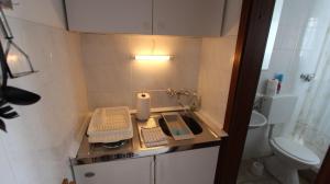 mała łazienka z umywalką i toaletą w obiekcie Apartment Kreslin w mieście Vantačići +33 zdjęcia