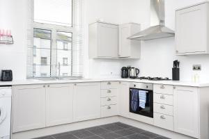 A kitchen or kitchenette at ALTIDO Modern 1-BR Apartment in Trendy Stockbridge