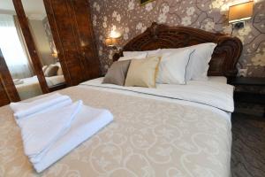 Ein Bett oder Betten in einem Zimmer der Unterkunft Family apartman Bijeljina
