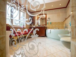 萊比錫的住宿－杜喬瓦尼酒店，带浴缸和盥洗盆的浴室