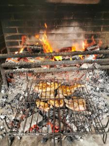 Una parrilla con un montón de comida encima en Habitación Cuadruple con derecho a Barbacoa y patio, en Navia de Suarna 25 fotos más