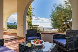 misa owoców na stole na patio w obiekcie Villa Asteria - Goelba w mieście Campo nell'Elba