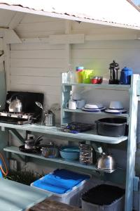 Η κουζίνα ή μικρή κουζίνα στο Mill Haven Place glamping yurt 3
