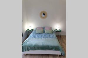 - une chambre blanche avec un lit et 2 tables dans l'établissement studio 3 Henriville, à Amiens