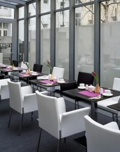 Design Merrion Hotel tesisinde bir restoran veya yemek mekanı