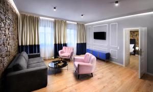 Televízia a/alebo spoločenská miestnosť v ubytovaní Kalix Boutique Hotel