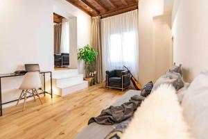 una camera con letto e un soggiorno con tavolo di We Florence Terrace Resort a Firenze