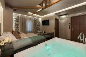 Posteľ alebo postele v izbe v ubytovaní Tsikeli Boutique Hotel Meteora - Adults Friendly