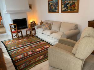 sala de estar con sofá y alfombra en Astarte House 12 pax, en Galera