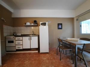 Η κουζίνα ή μικρή κουζίνα στο Departamentos en Pinamar NO GRUPOS DE JOVENES