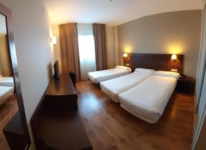 シマンカスにあるHotel Pago del Olivoのホテルルーム(白いベッド2台付)