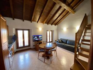 een woonkamer met een tafel en een bank bij Cascina San Giovanni in Arcore