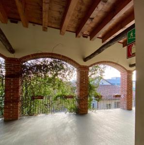 patio con puerta de hierro y valla en Cascina San Giovanni, en Arcore