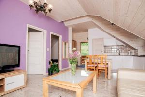 a living room with a vase of flowers on a table at Domek na Śmigowskim Piwniczna-Zdrój in Piwniczna