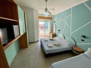 TV a/nebo společenská místnost v ubytování Hotel Royal