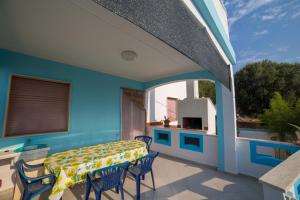 pokój ze stołem i krzesłami na balkonie w obiekcie Villa SALENTO2 -doppio terrazzo panoramico vista mare mozzafiato immersa nella natura w mieście Alessano