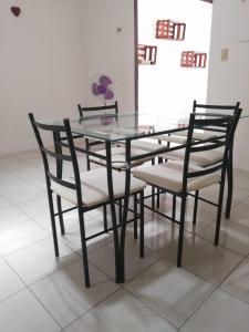 Casa Colonial Centro في ميريدا: طاولة طعام وكراسي مع غطاء زجاجي