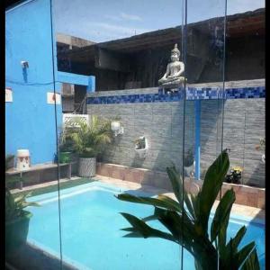 uma piscina num edifício com em The House Pousada e Hospedagem Enseada- Guarujá no Guarujá