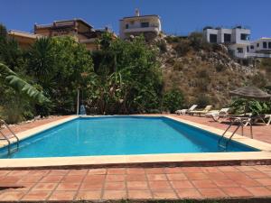 una piscina frente a una casa en CASA-H -pequeño conjunto casas adosados, en La Caleta-Guardia