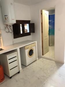 Una televisión o centro de entretenimiento en CASA-H -pequeño conjunto casas adosados