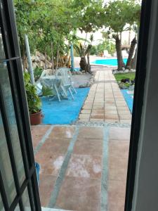 una vista desde la puerta de un complejo con piscina en CASA-H -pequeño conjunto casas adosados, en La Caleta-Guardia