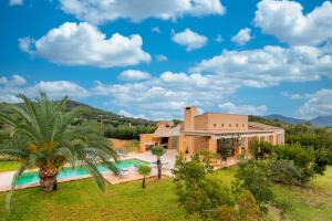 - une vue aérienne sur une villa avec une piscine dans l'établissement Ses Clovetes, à Son Servera