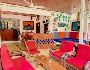 a living room with colorful furniture and a bar at Hotel Tropical Sands Dominical in Dominical