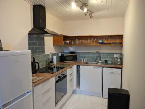 A kitchen or kitchenette at The Snug in Grantown 